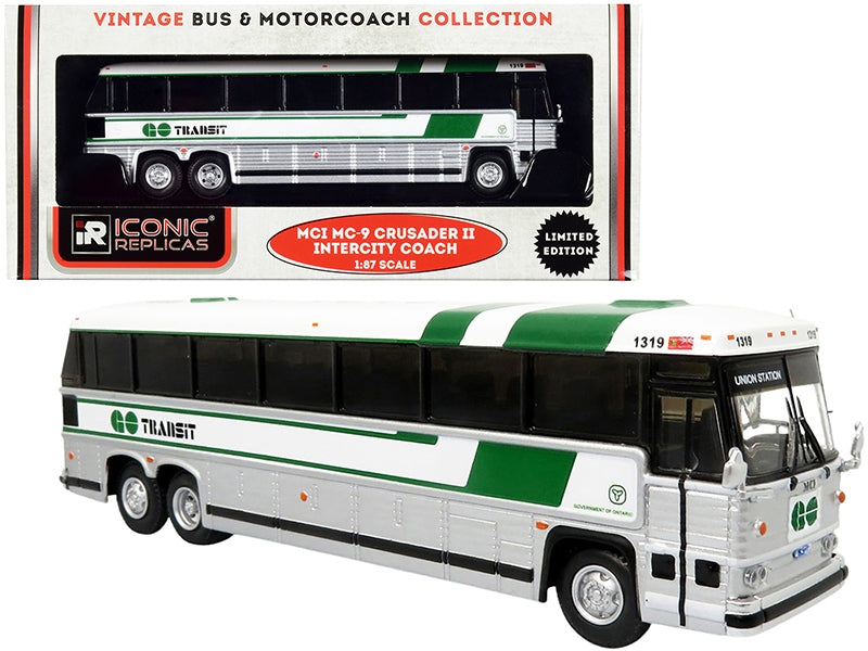 1980 MCI MC-9 Crusader II Intercity Coach Bus "Union Station" Toronto (Ontario Canada) "GO Transit" "Vintage Bus & Motorcoach Collection" 1/87 (HO) Diecast Model by Iconic Replicas Iconic Replicas